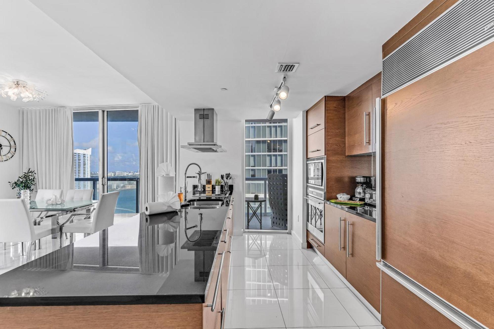 Luxurious Condo At Icon With Views Miami Exterior foto